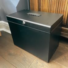 Fotografía de caja de archivos negra en un entorno doméstico