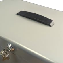 Foto de primer plano que muestra el detalle del asa de transporte de la caja de archivos de tamaño A4